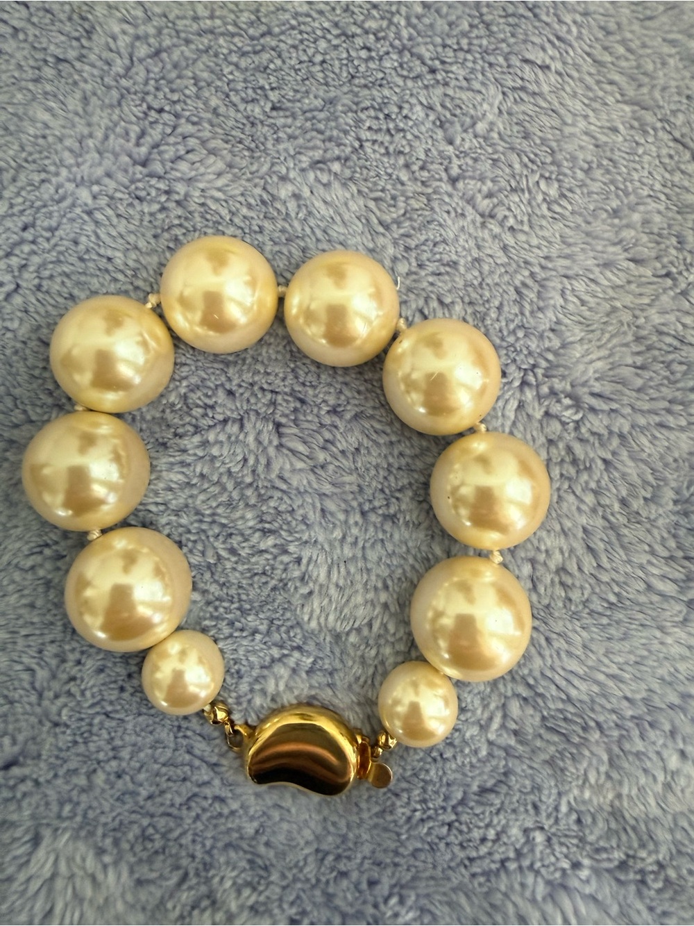 vintage Carolee gold-tone clasp on a cream faux pearl bracelet